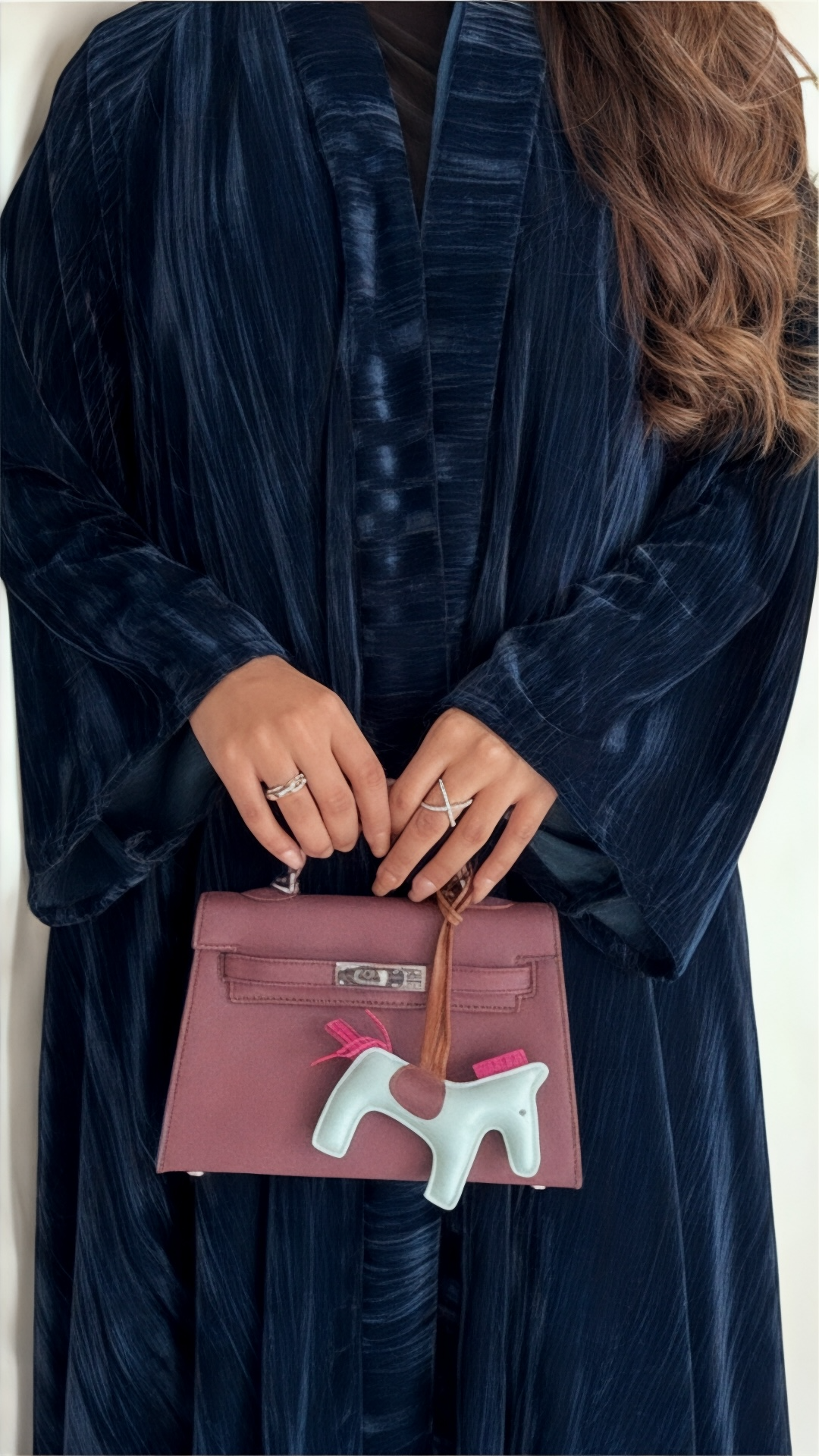 عبايه مخمل كحلي بقصه كلوش