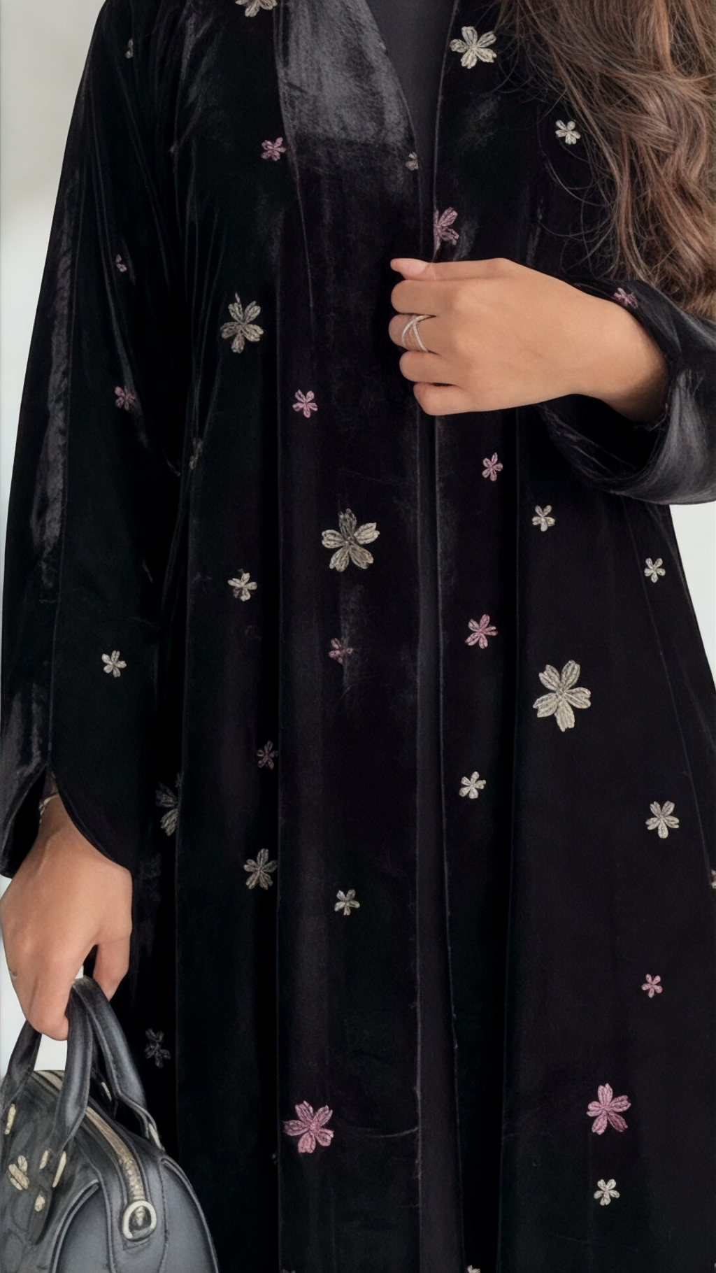 عبايه مخمل كلوش بتطريز ورود منثوره