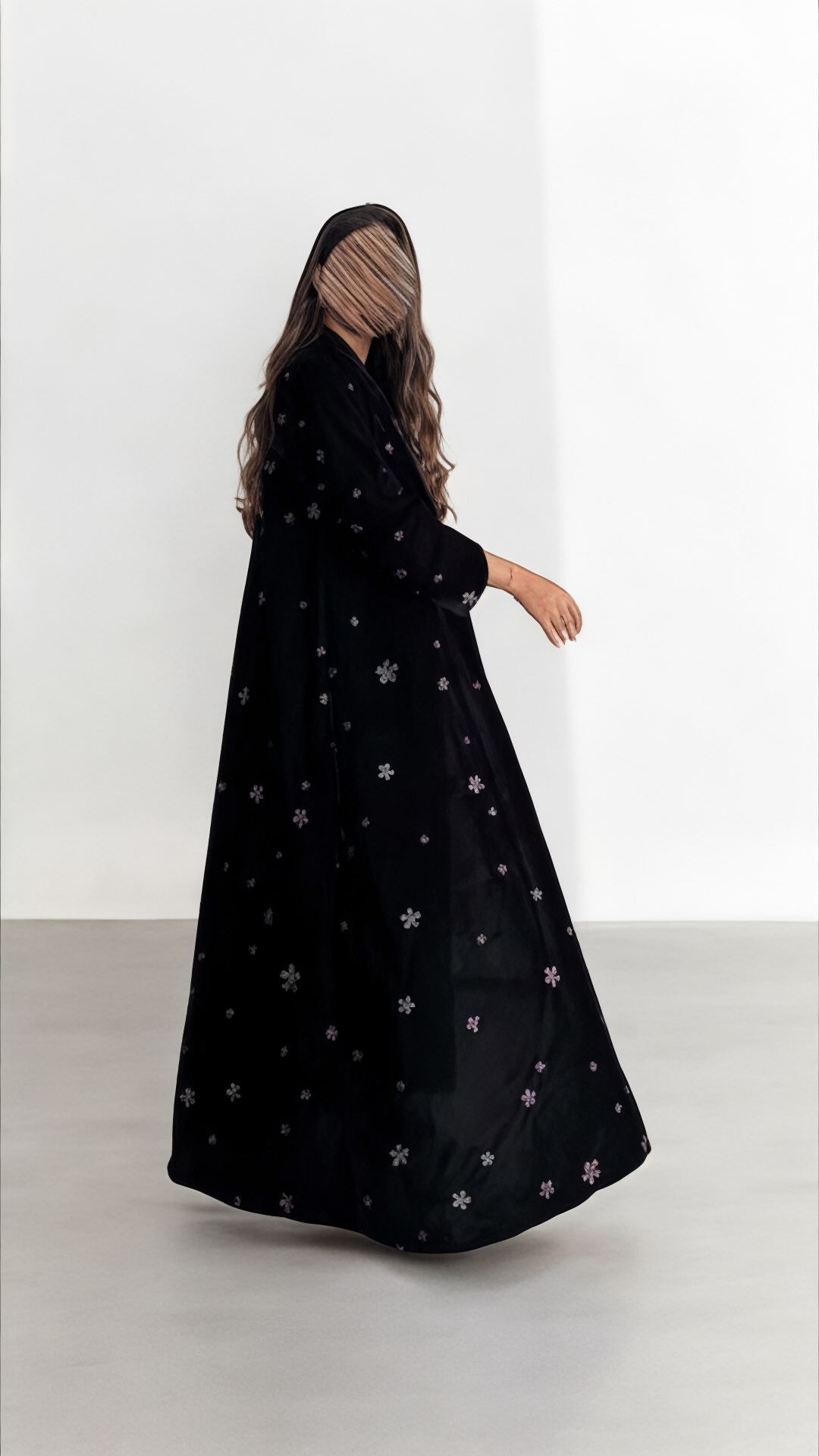 عبايه مخمل كلوش بتطريز ورود منثوره