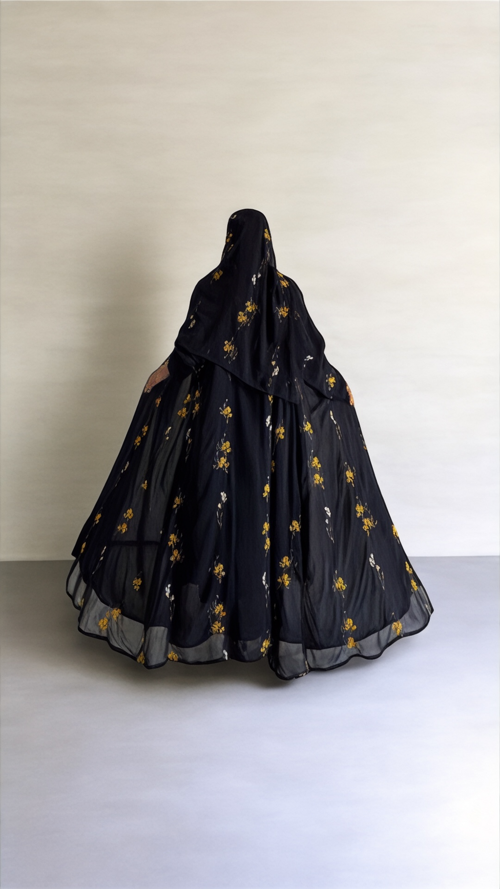 شيفون مطرز ورود صفرا - كلوش