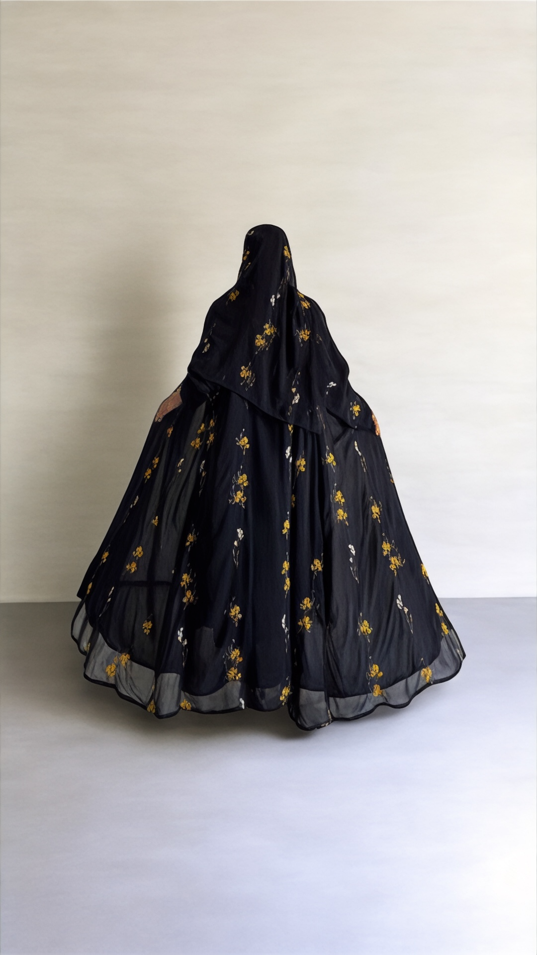 شيفون مطرز ورود صفرا - كلوش