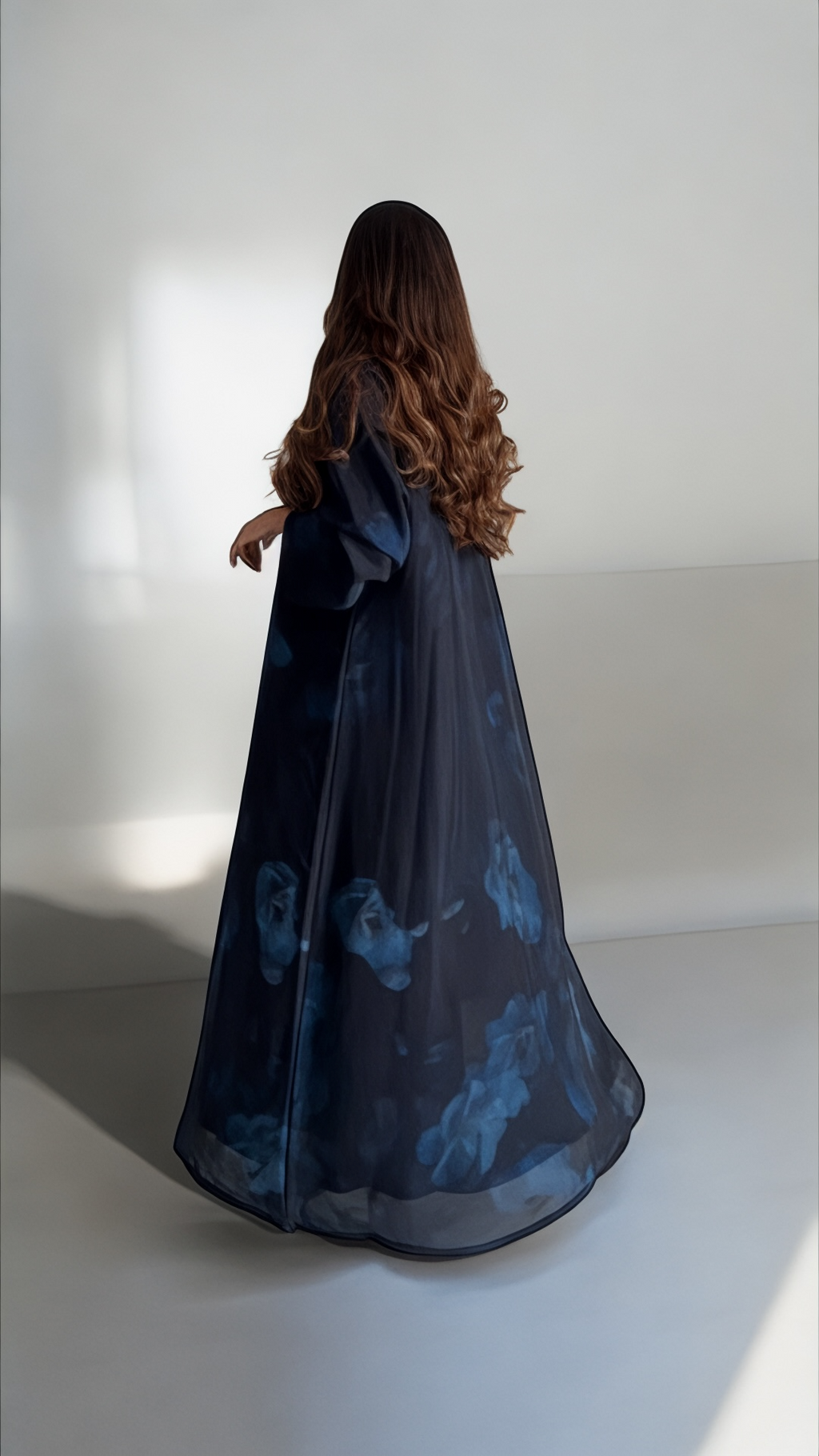 عبايه شيفون مطبوع ورود زرقاء