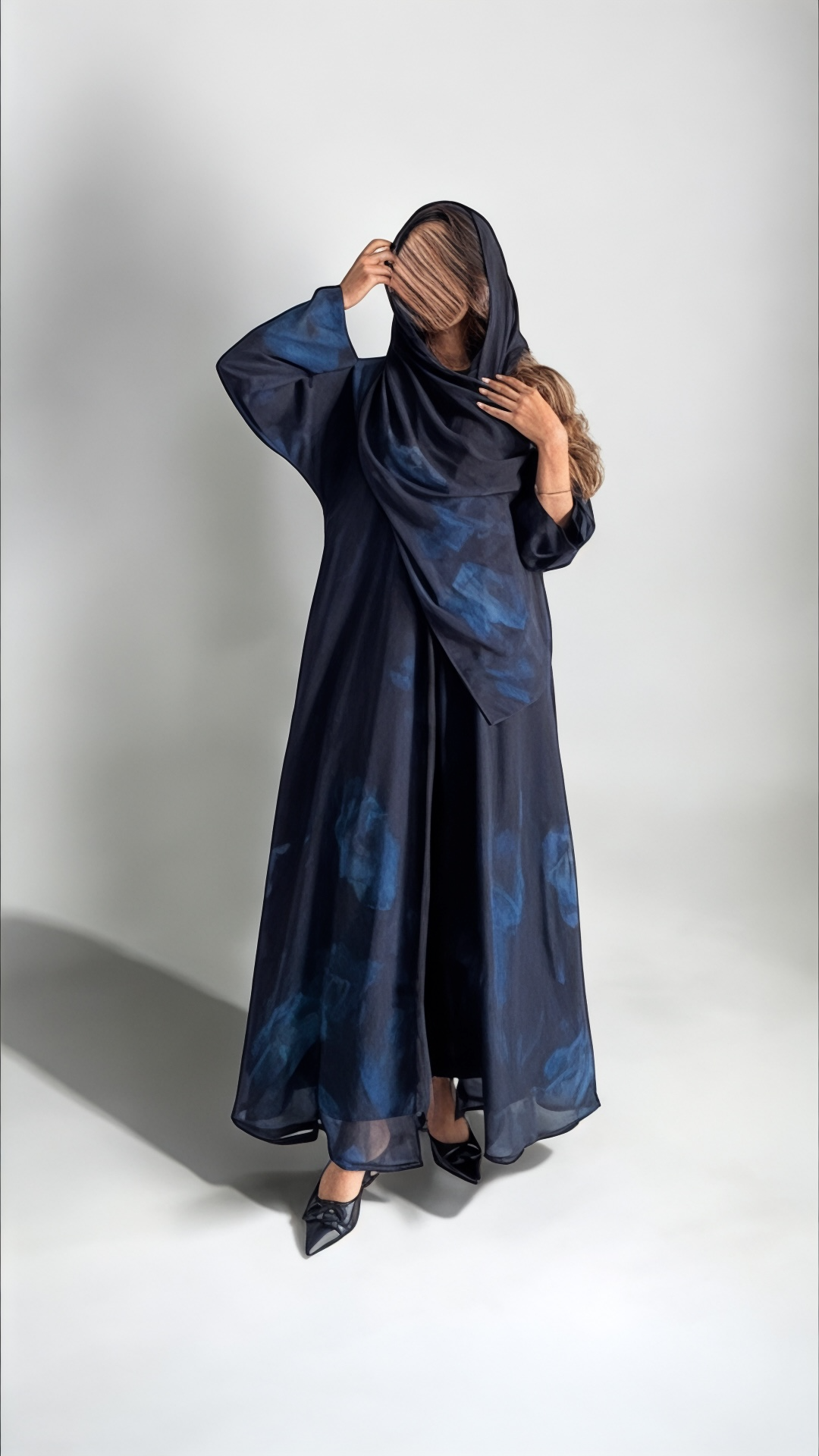 عبايه شيفون مطبوع ورود زرقاء