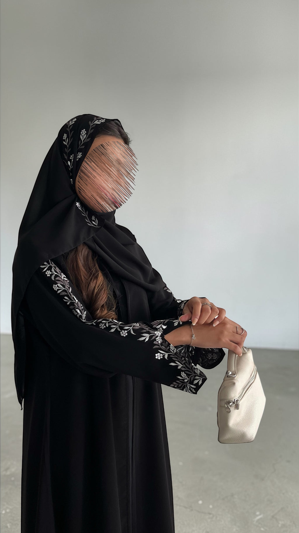 عبايه بتطريز خفيف على الأكمام والشيله
