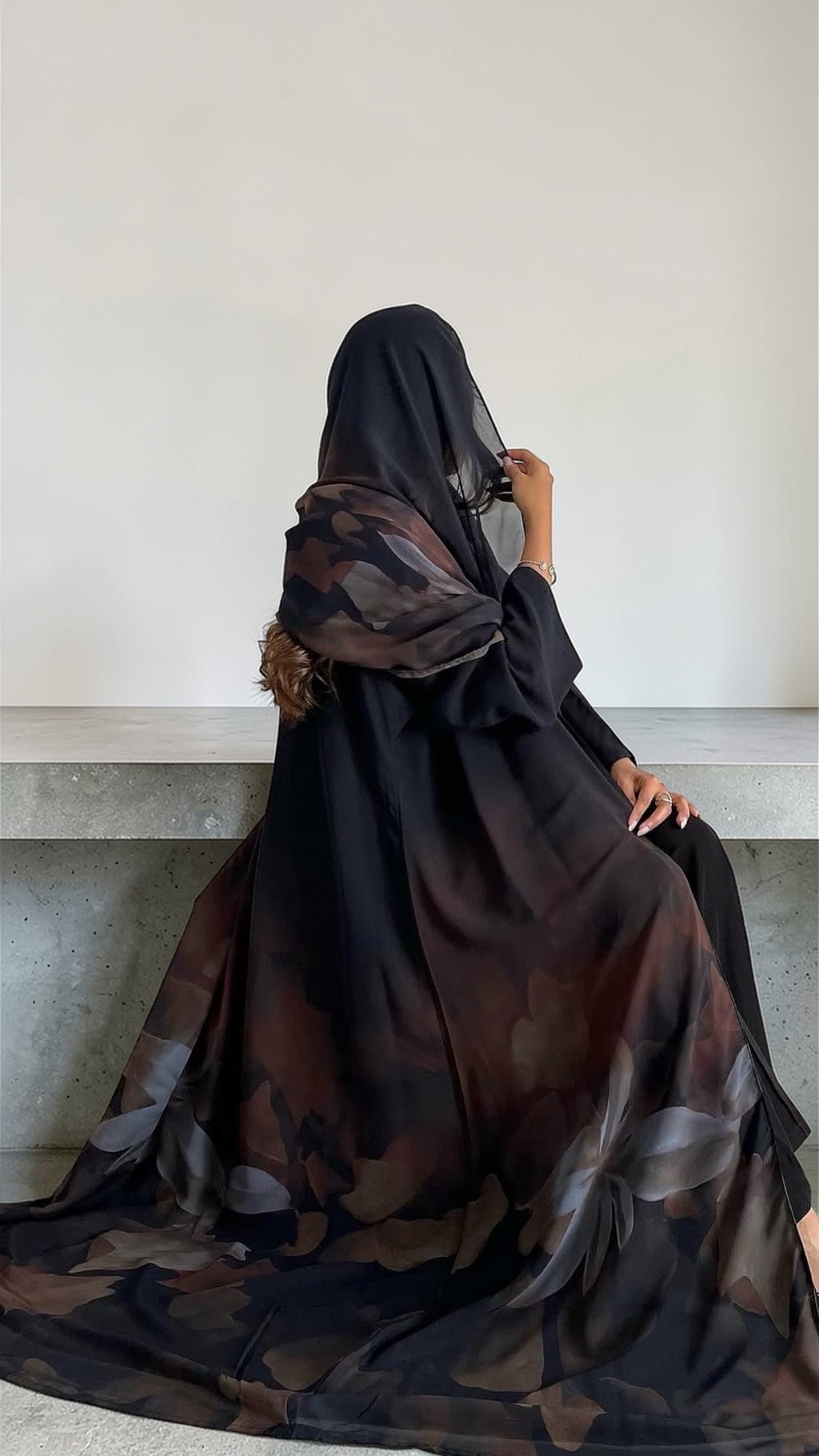عبايه شيفون مطبوع ورود بنيه