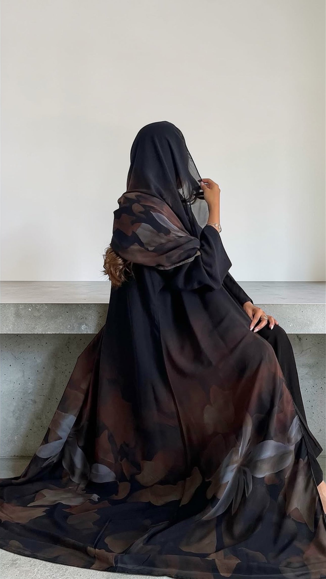 عبايه شيفون مطبوع ورود بنيه
