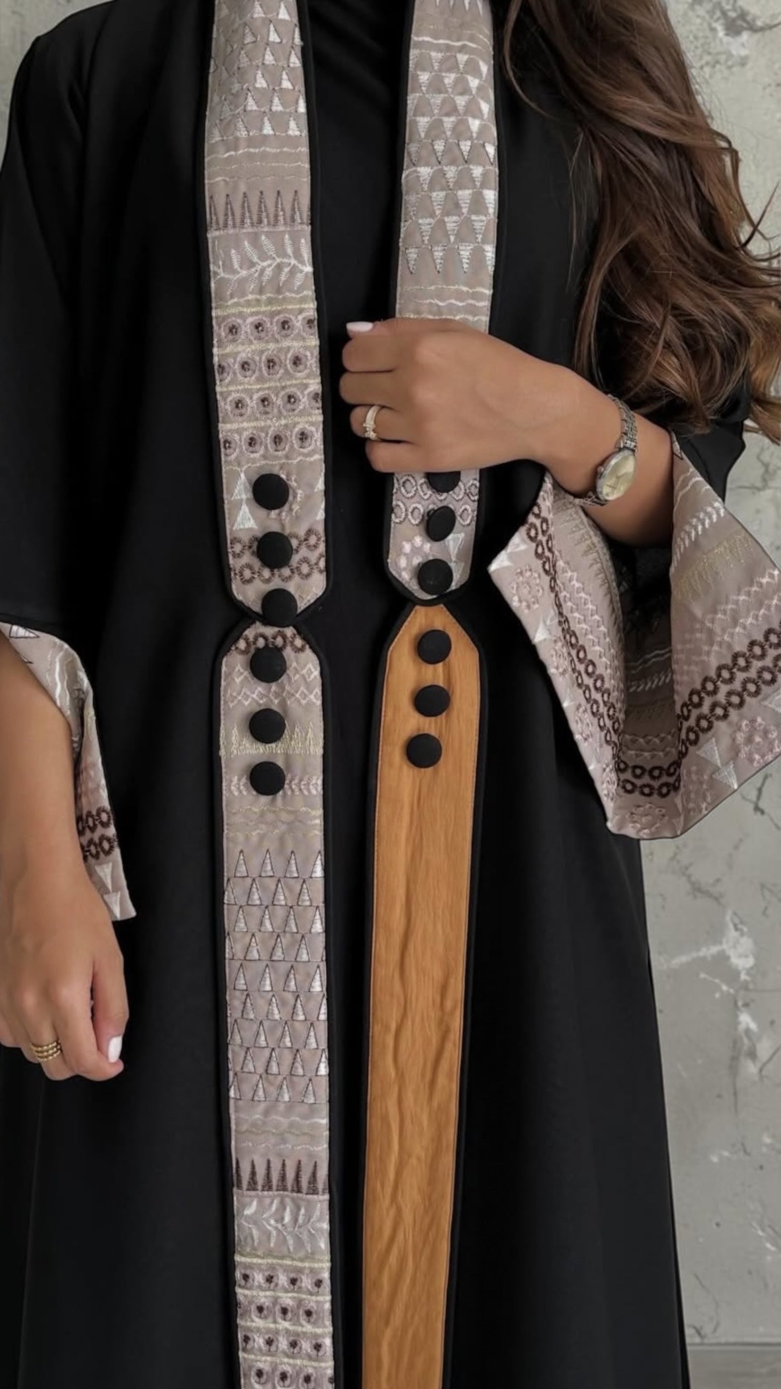 عبايه بتطريز بحريني للأكمام