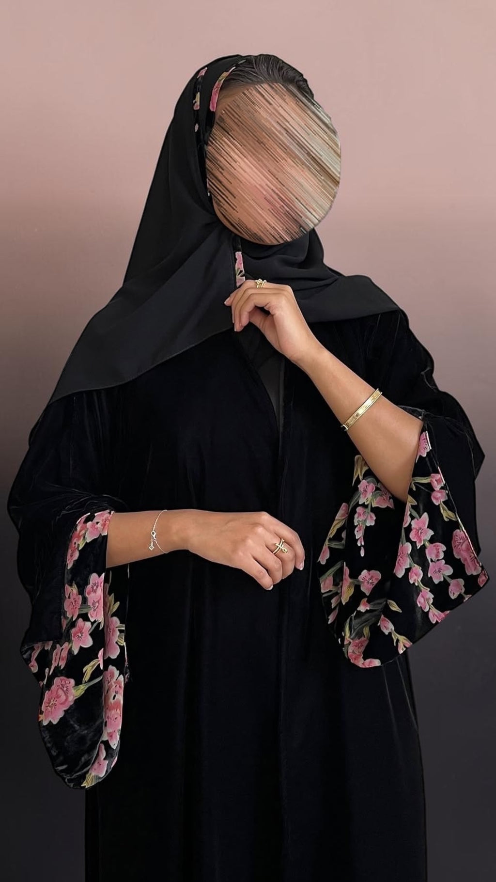 عبايه مخمل ورد عند الأكمام