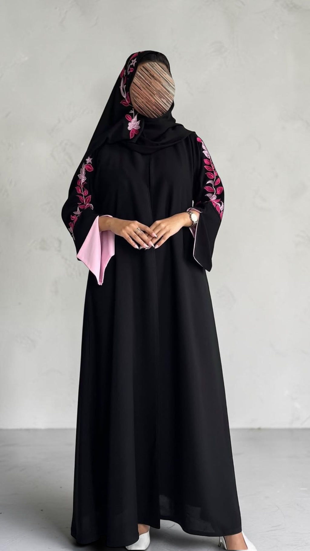 عبايه كريب ناعم بتطريز وردي