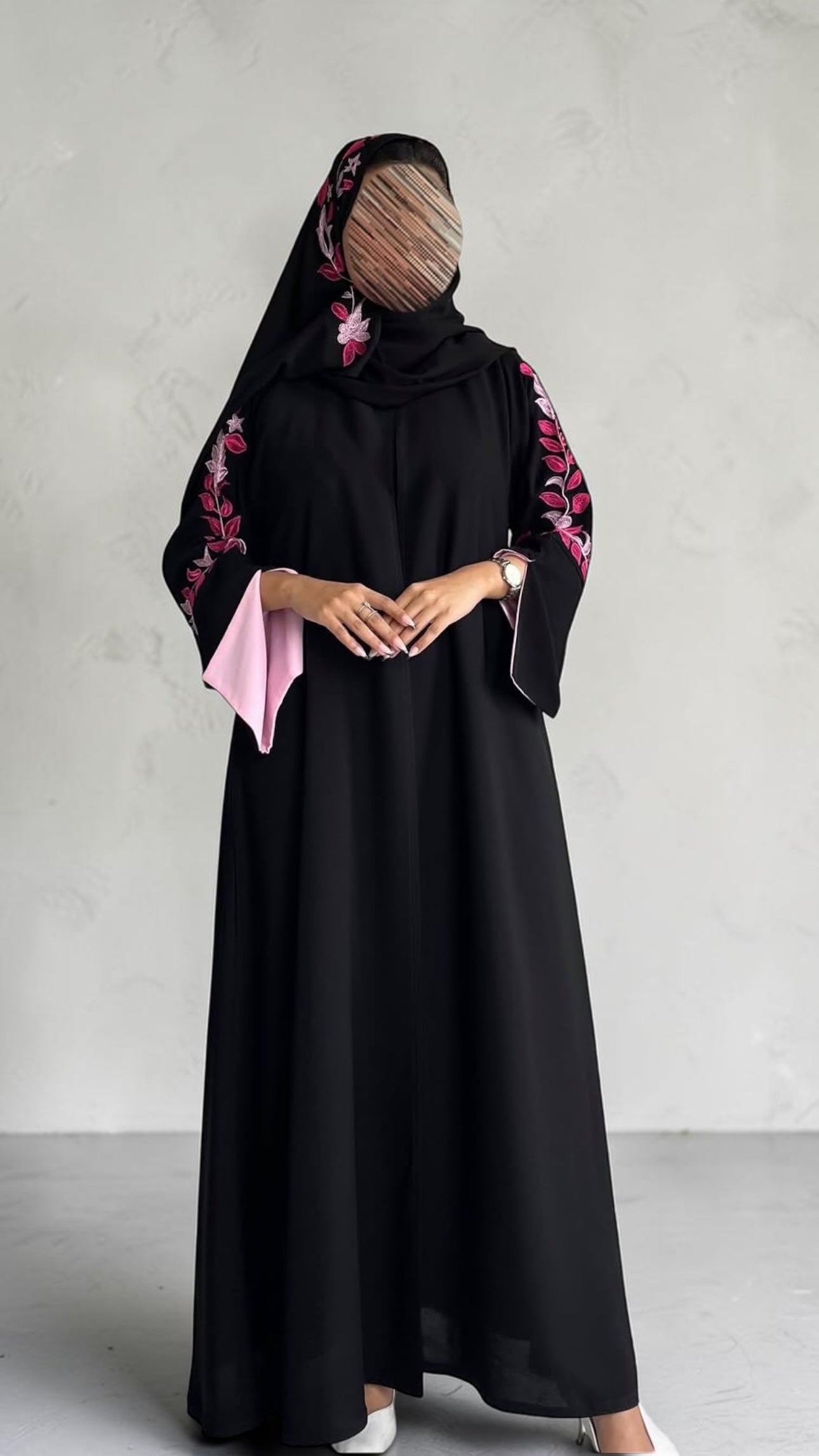 عبايه كريب ناعم بتطريز وردي