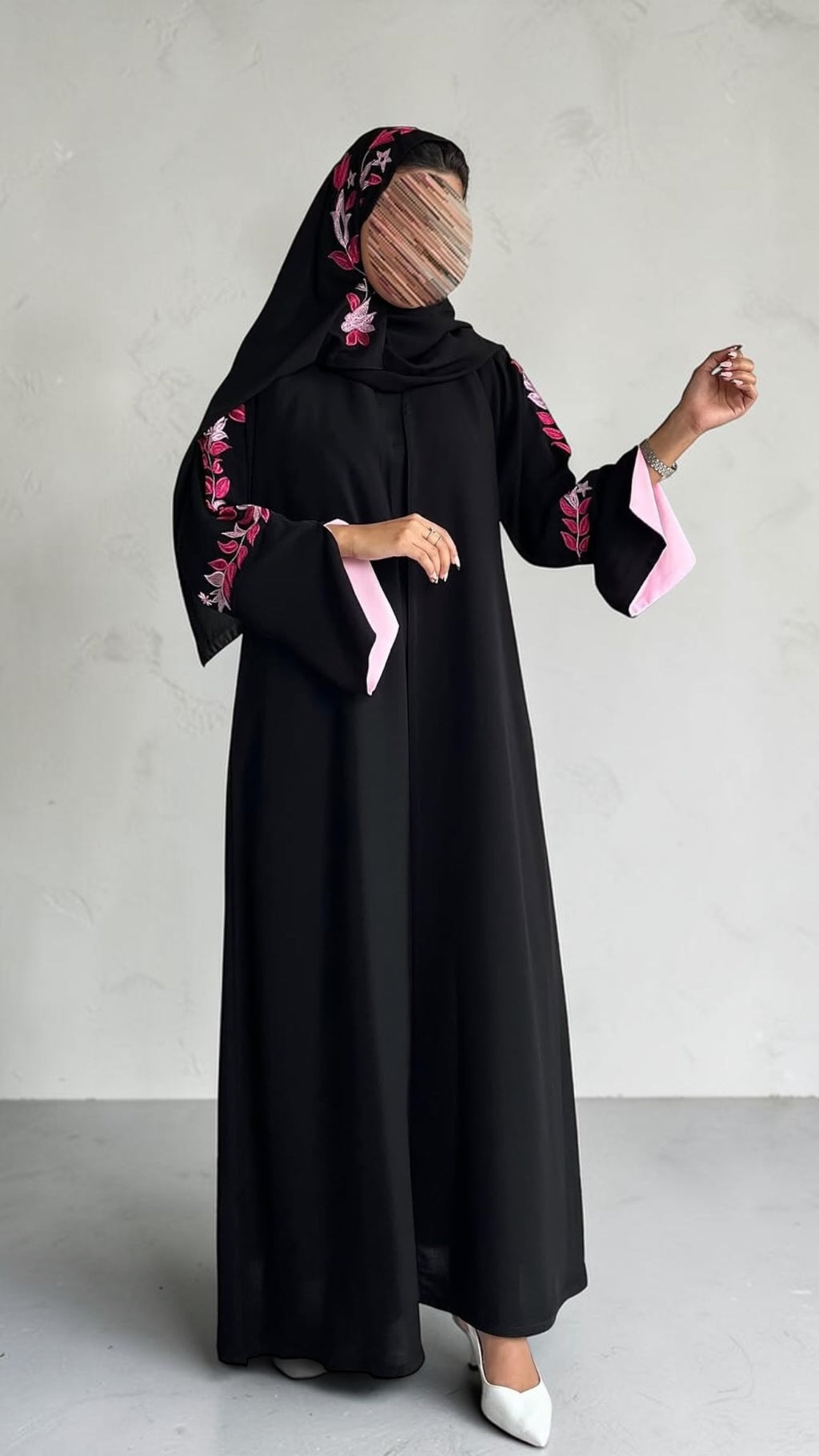 عبايه كريب ناعم بتطريز وردي