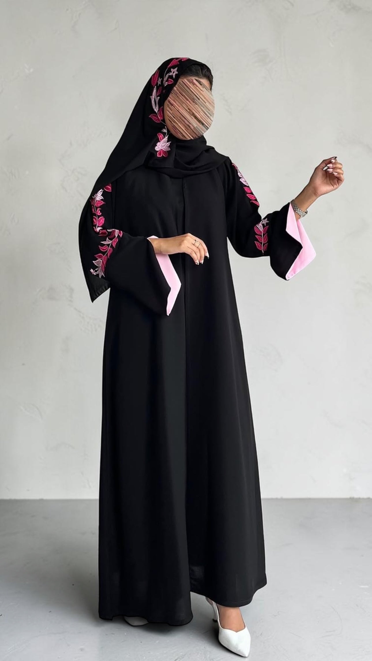 عبايه كريب ناعم بتطريز وردي
