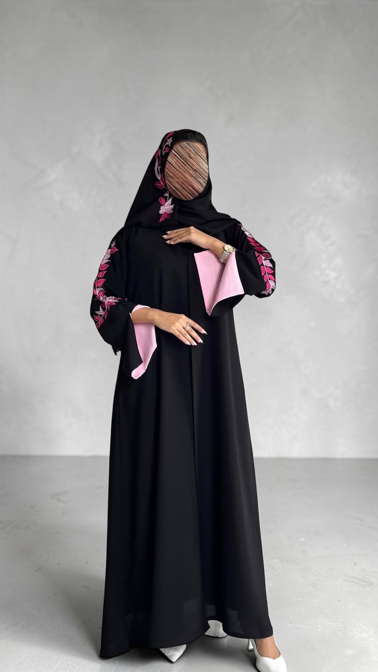 عبايه كريب ناعم بتطريز وردي