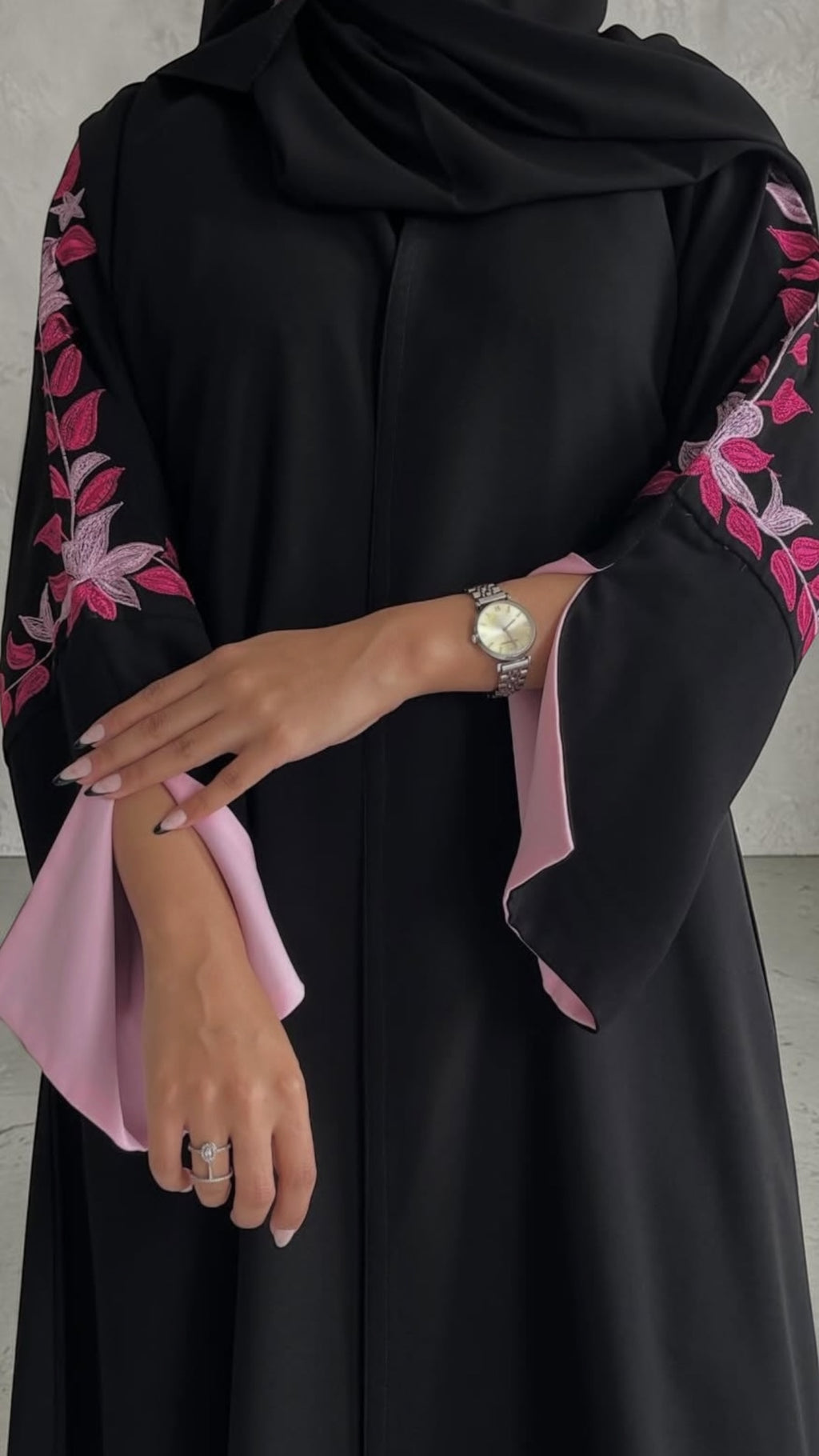 عبايه كريب ناعم بتطريز وردي