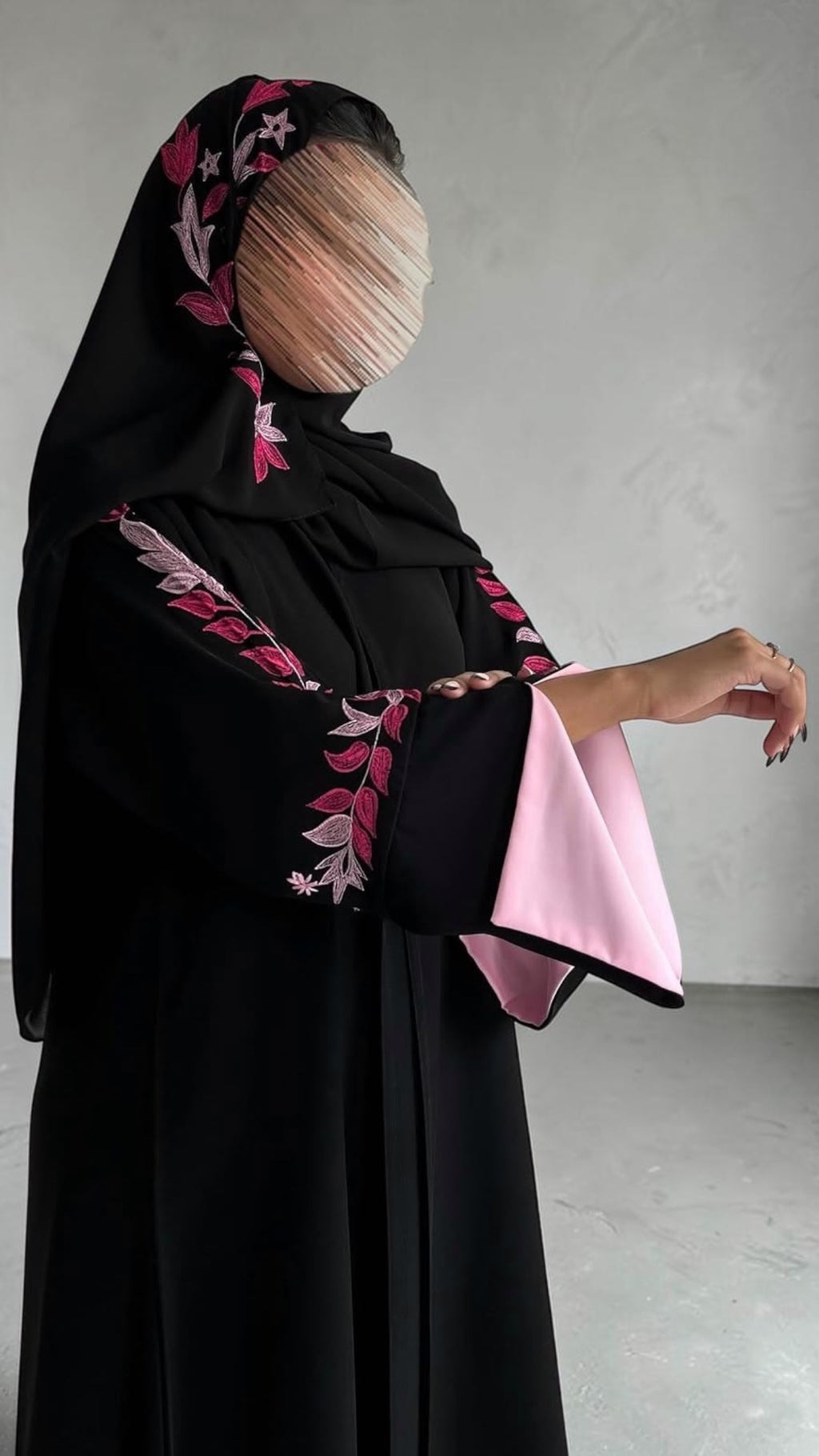 عبايه كريب ناعم بتطريز وردي