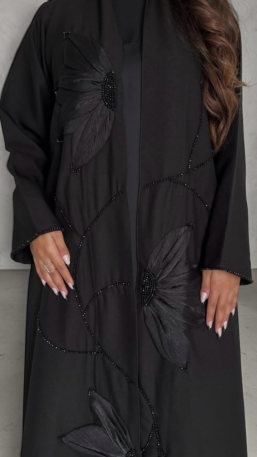 عبايه سوده بتطريز و ورود بارزه