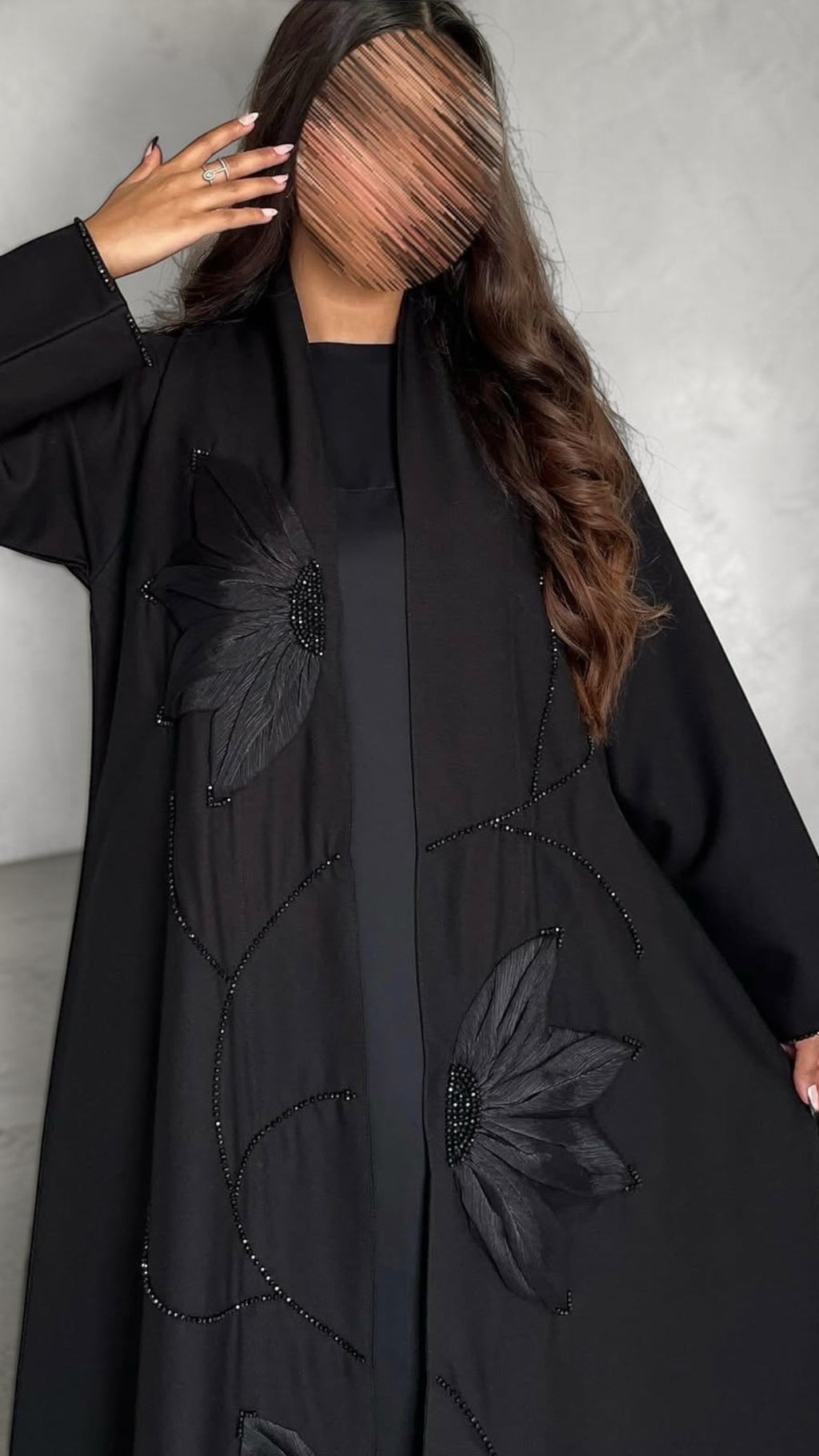 عبايه سوده بتطريز و ورود بارزه