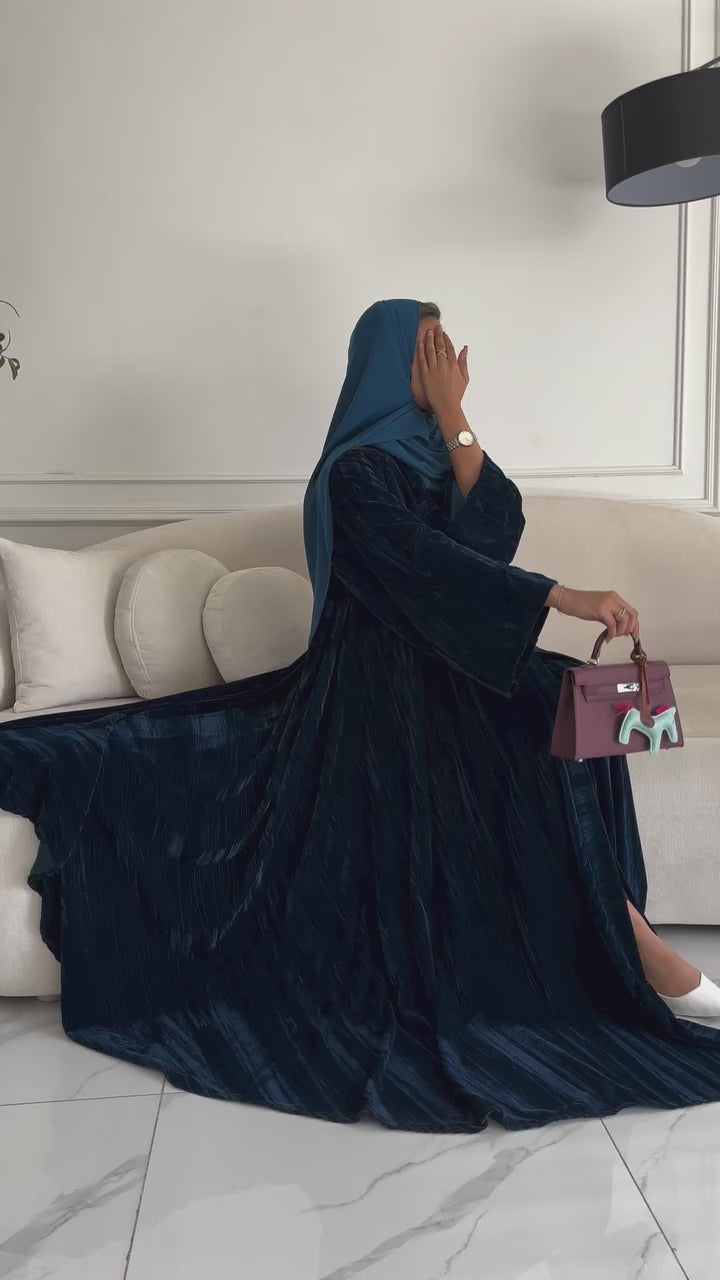 عبايه مخمل كحلي بقصه كلوش