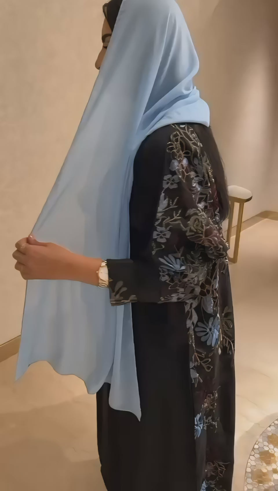عبايه منميت بتطريز من الخلف