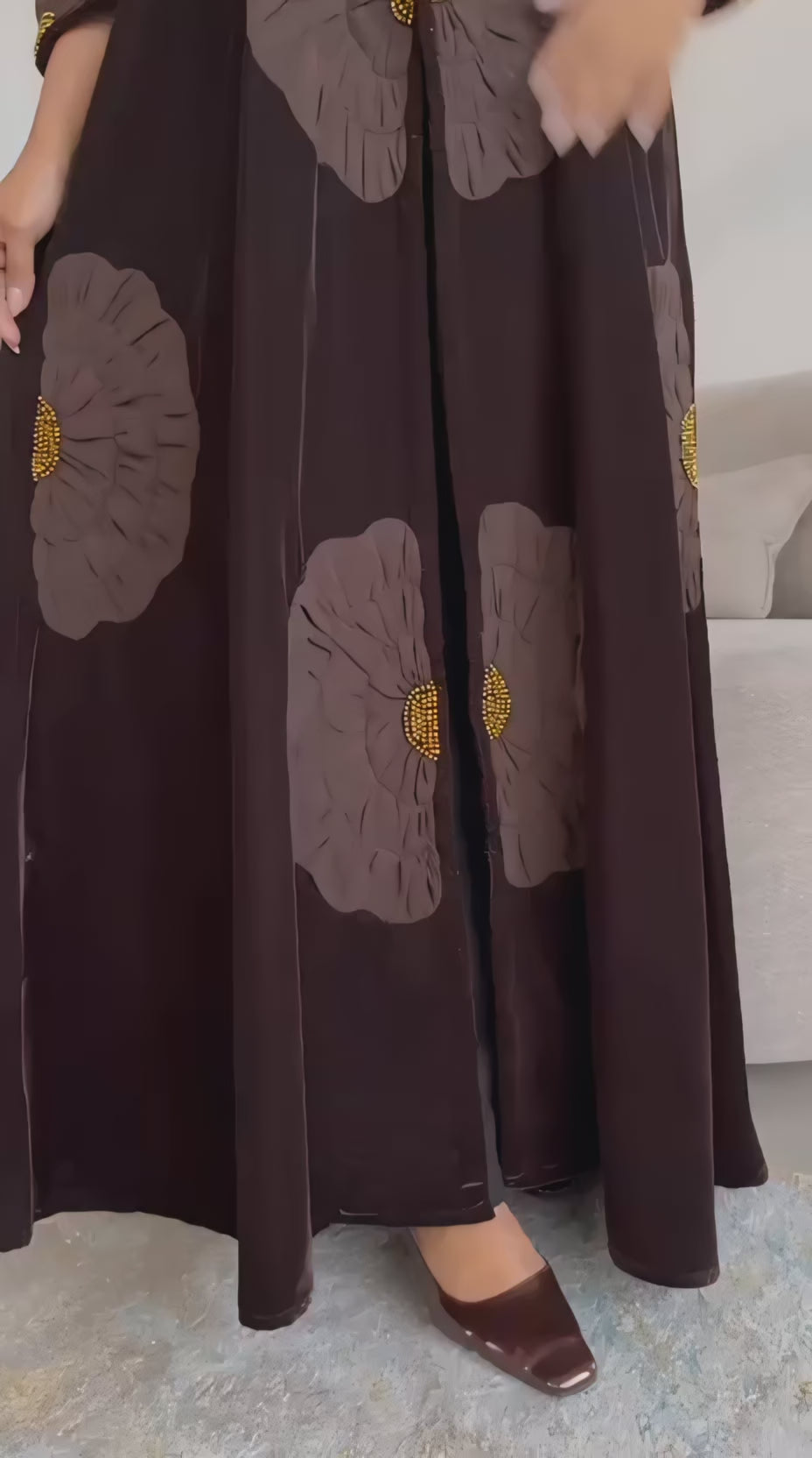 عبايه مخمل بني بنقشة الزهور المميزه