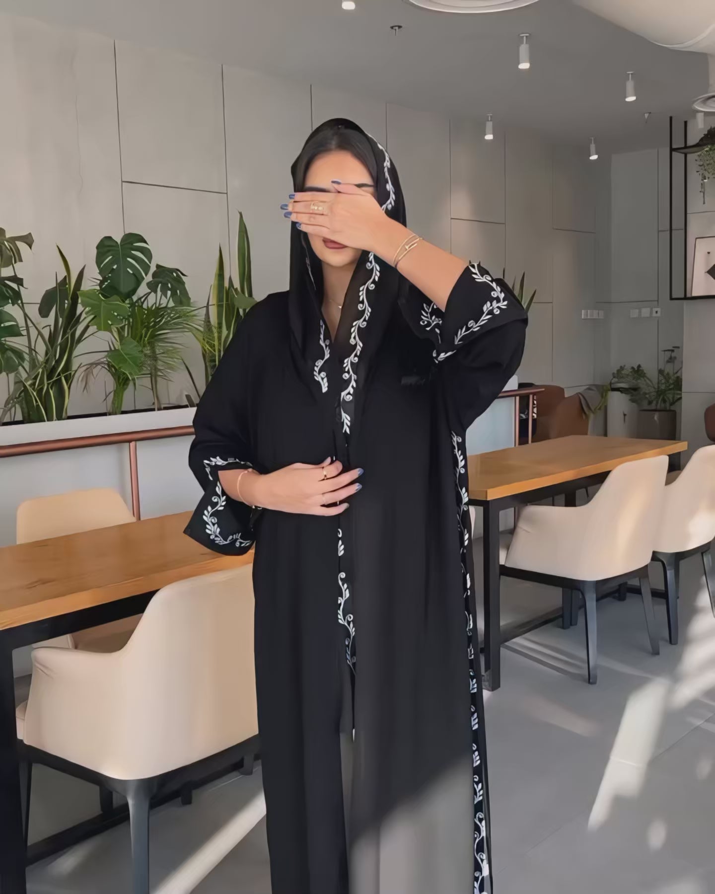 عبايه ملكي تطريز يدوي ابيض