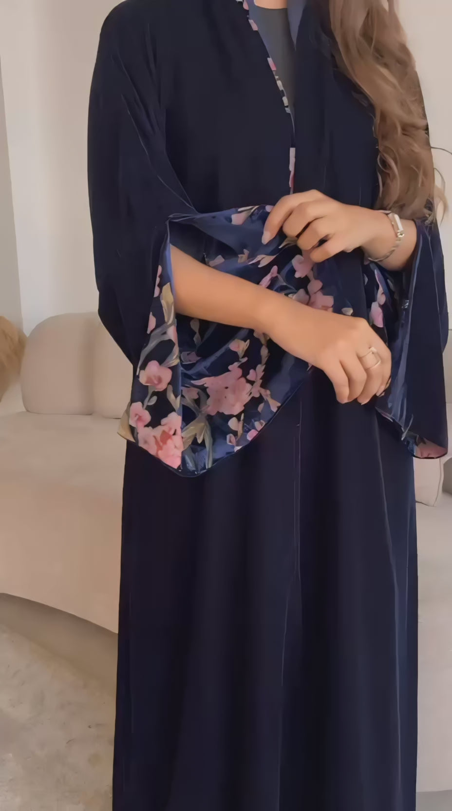 عبايه مخمل ورد عند الأكمام