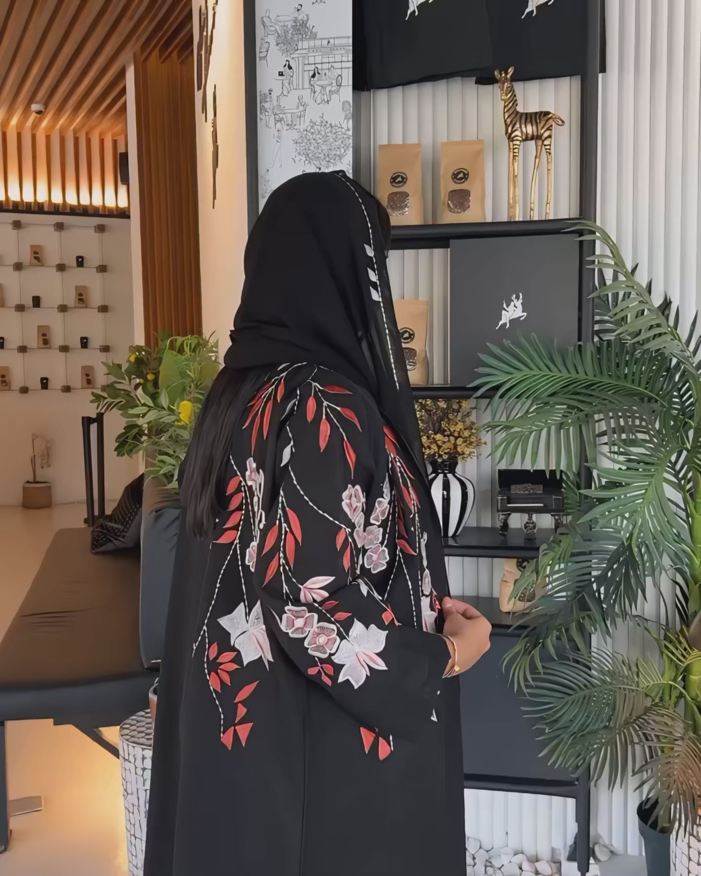 عبايه منميت تطريز يدوي