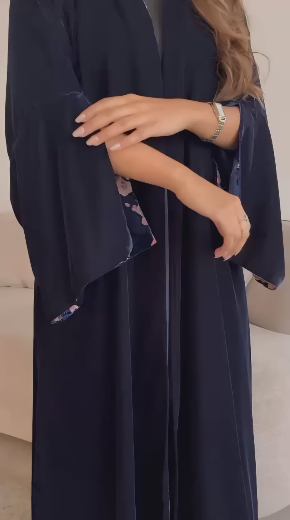 عبايه مخمل ورد عند الأكمام