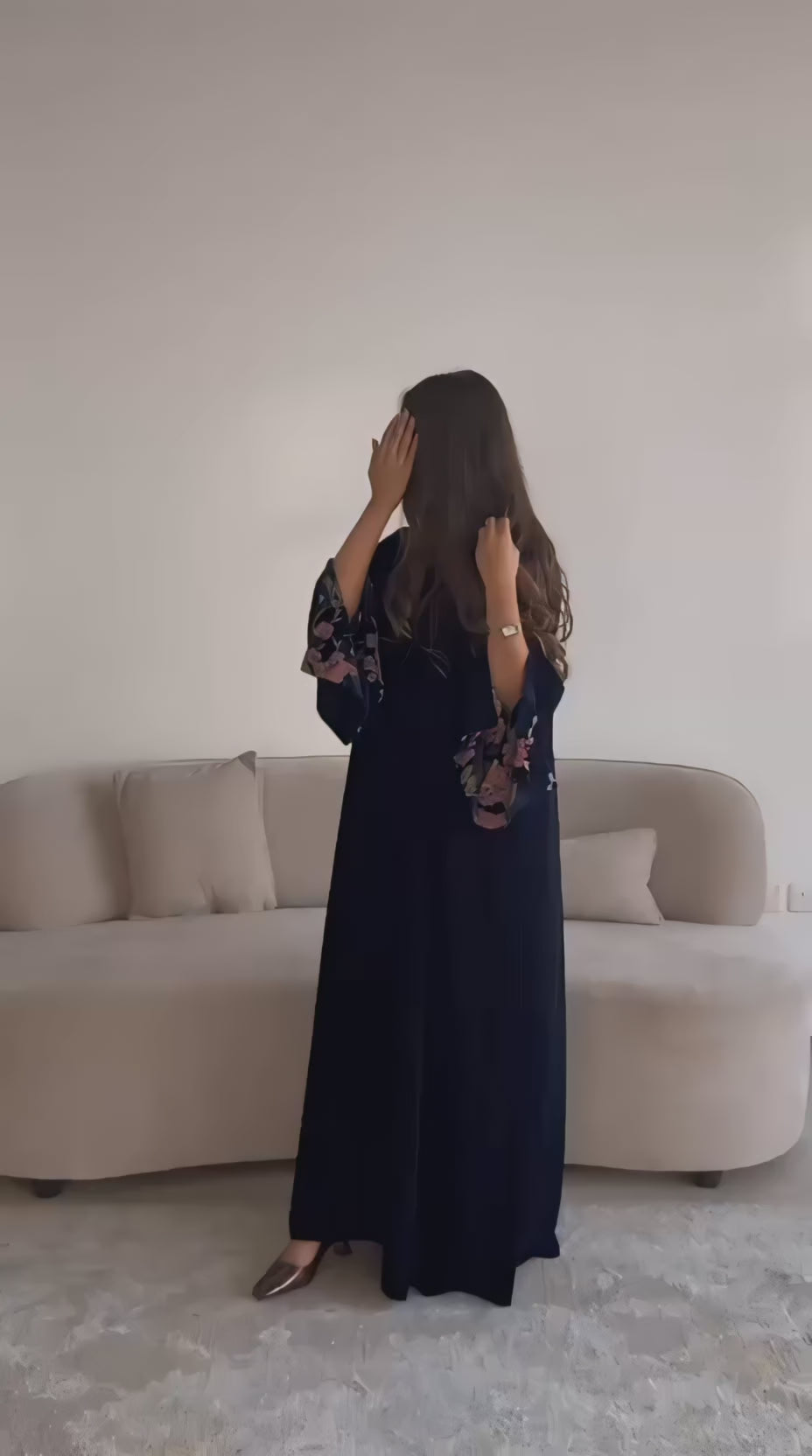 عبايه مخمل ورد عند الأكمام