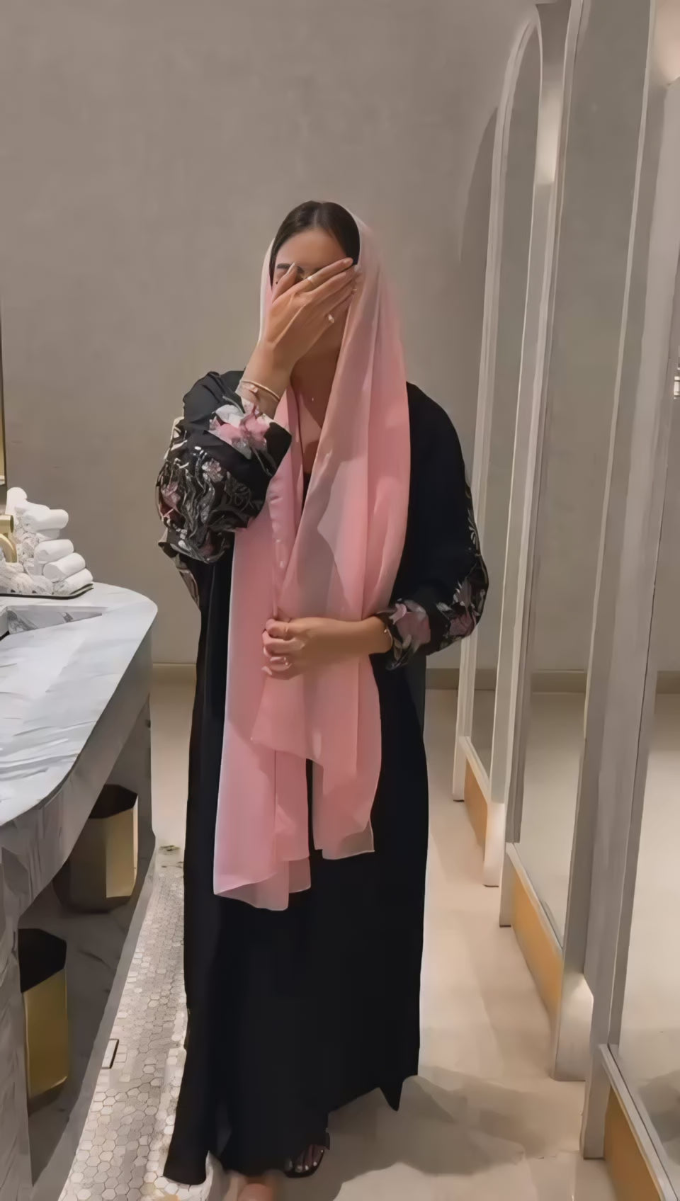 عبايه منميت مع تطريز كمبيوتر وردي