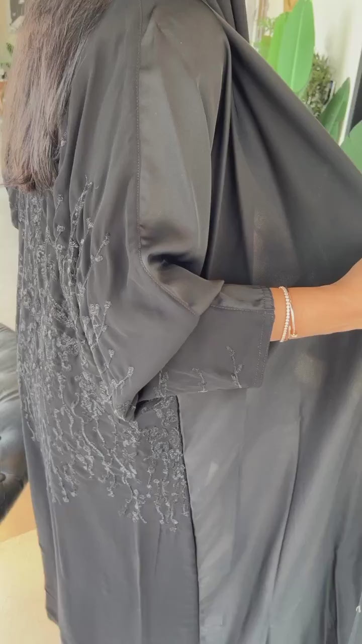 عبايه شيفون بتطريز من الخلف اسود