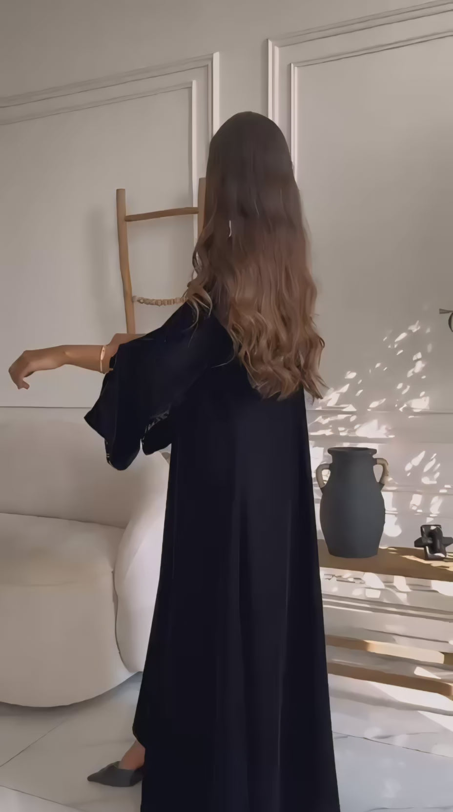 عبايه مخمل ورد عند الأكمام