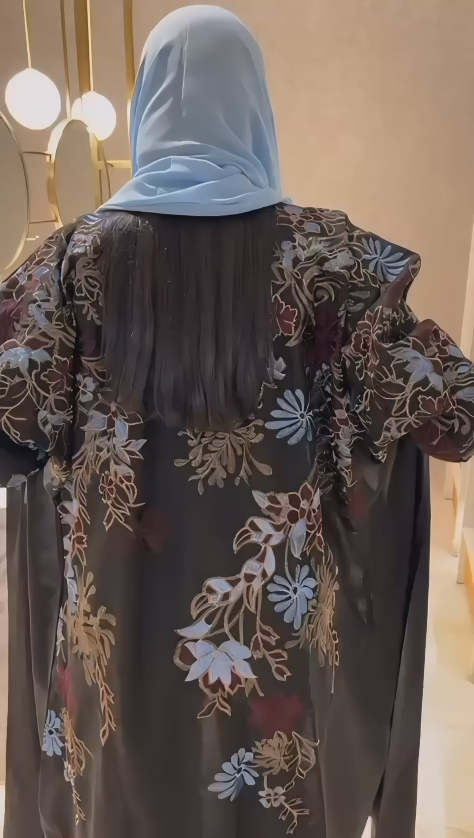 عبايه منميت بتطريز من الخلف