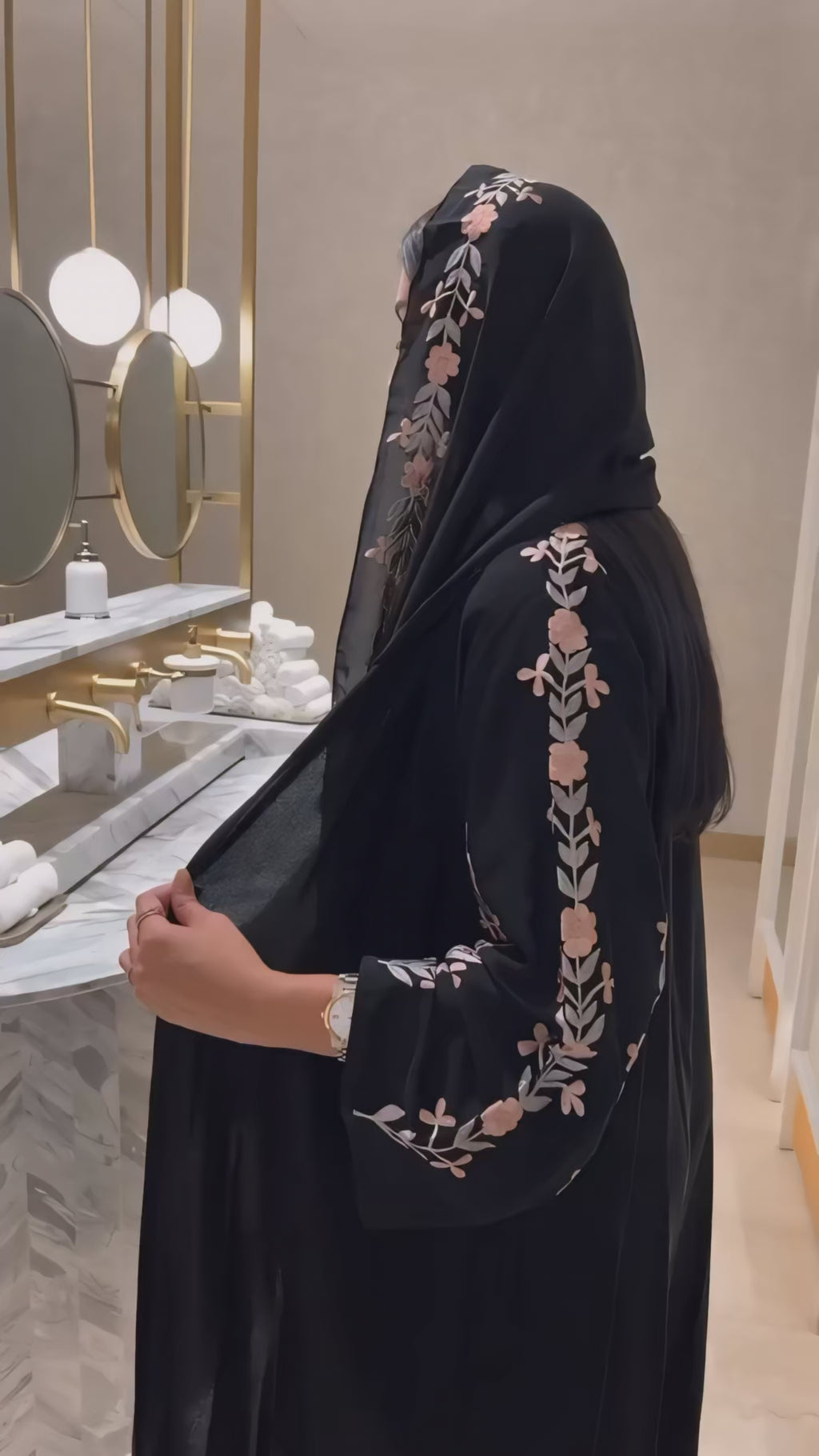 عبايه ملكي بتطريز يدوي