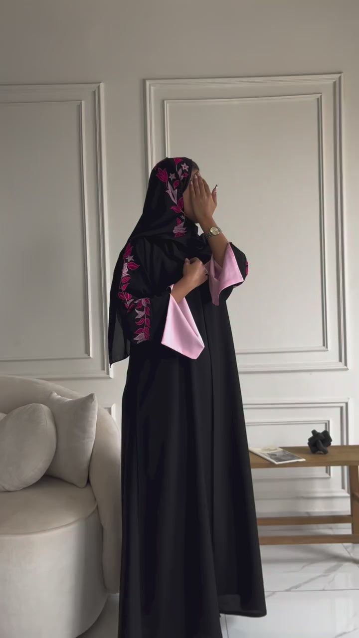 عبايه كريب ناعم بتطريز وردي