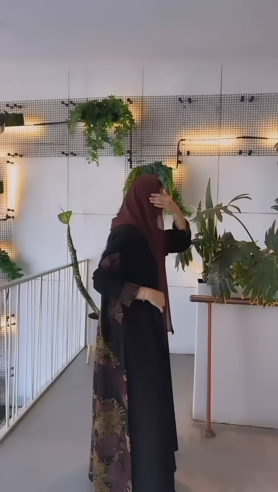 عباية شيفون بتطريز عنابي وذهبي