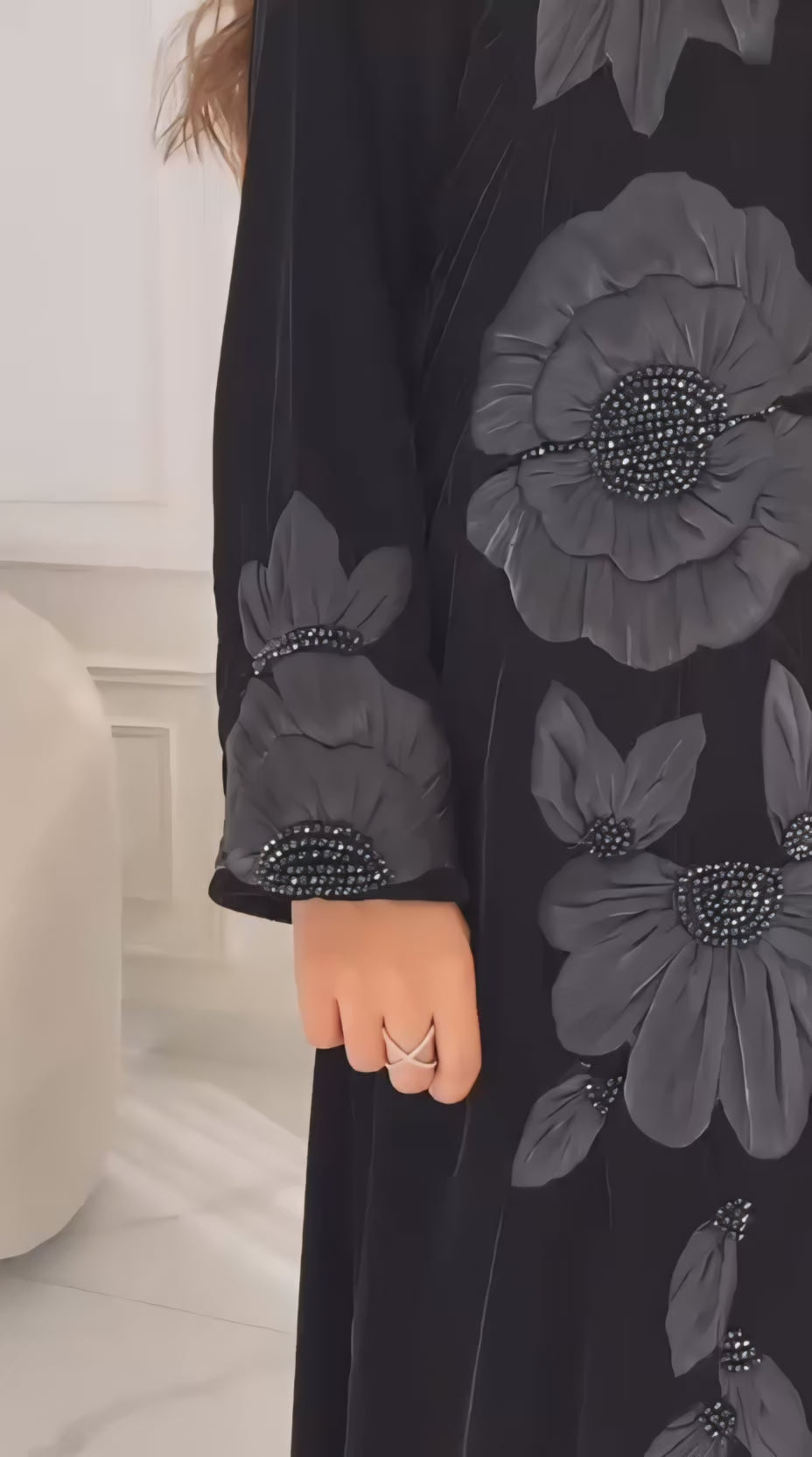 عبايه شتويه مخمل اسود مع زهور بارزه