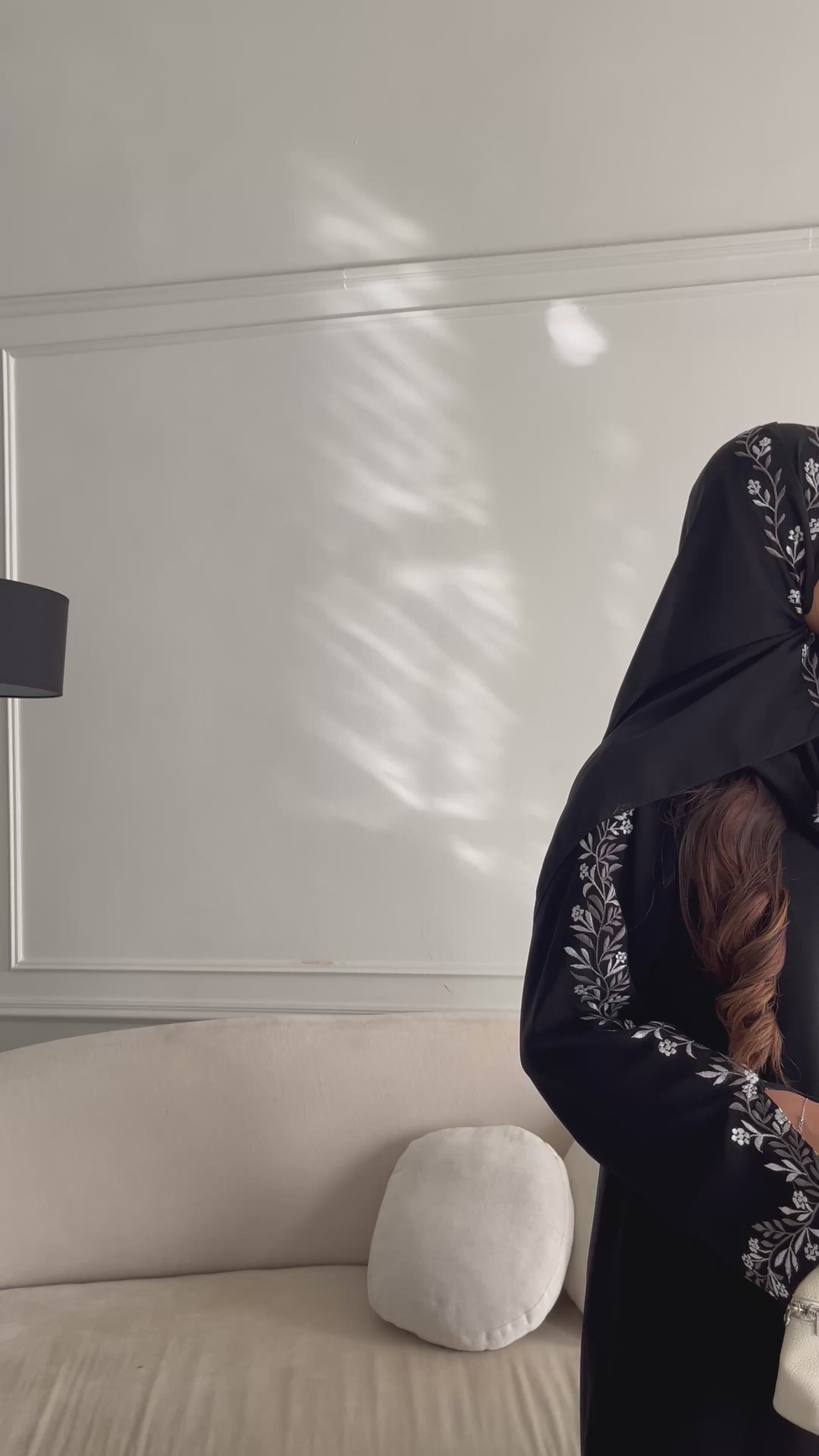 عبايه بتطريز خفيف على الأكمام والشيله