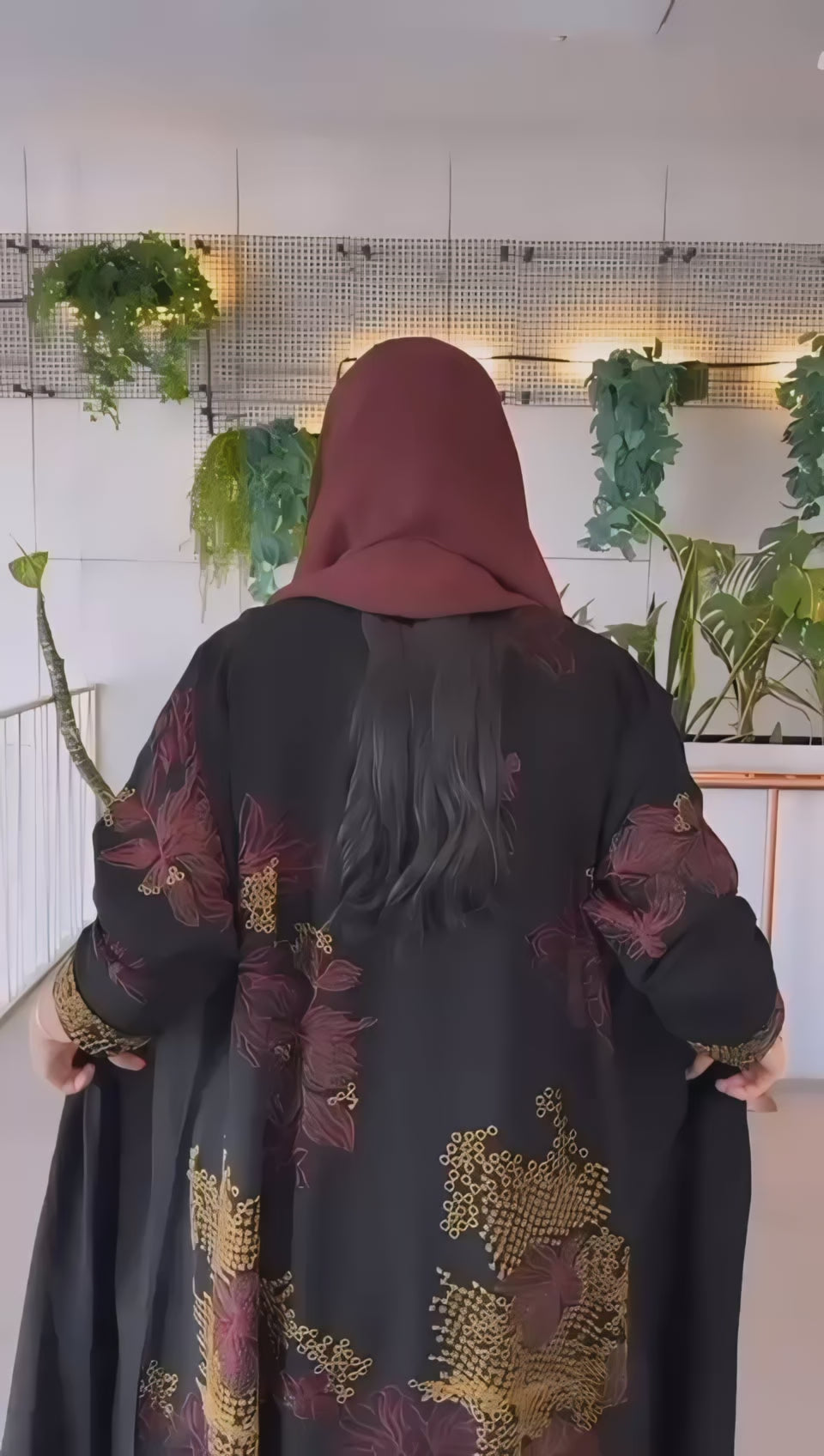 عباية شيفون بتطريز عنابي وذهبي