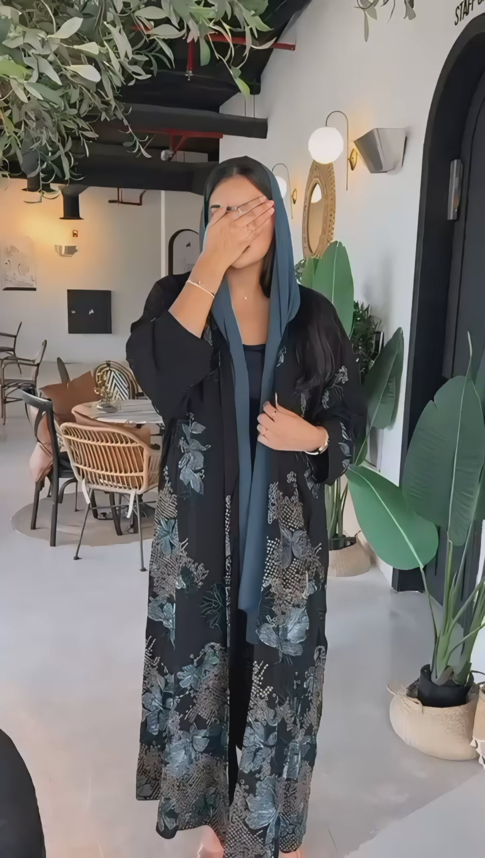 عبايه شيفون بتطريز تركوازي وذهبي