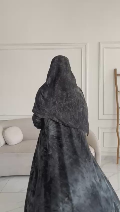 عبايه شيفون رصاصي مطبوع (قابله للبس من الجهتين)