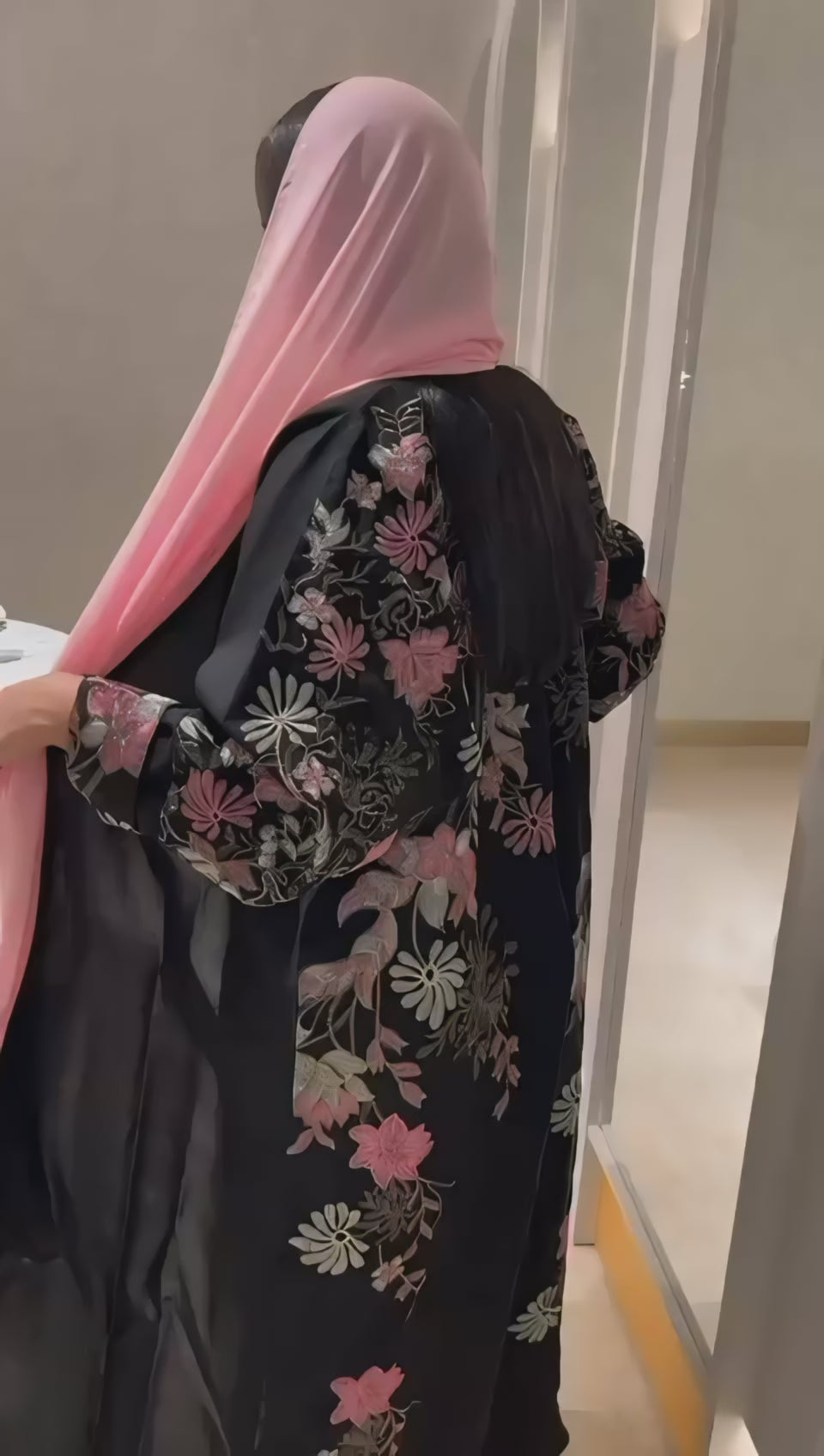 شيفون مع تطريز وردي