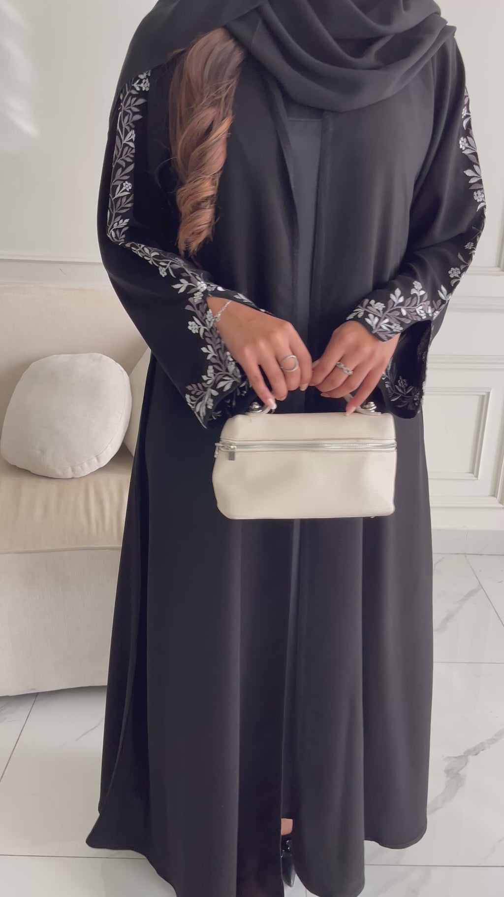 عبايه بتطريز خفيف على الأكمام والشيله