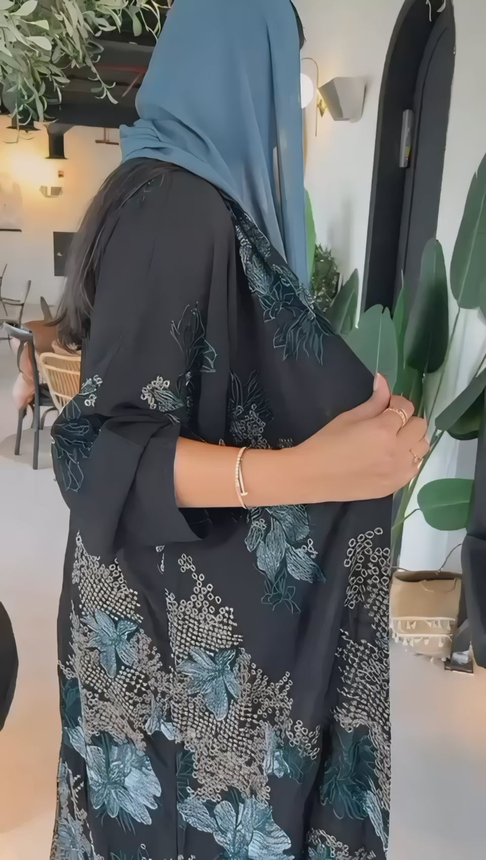 عبايه شيفون بتطريز تركوازي وذهبي