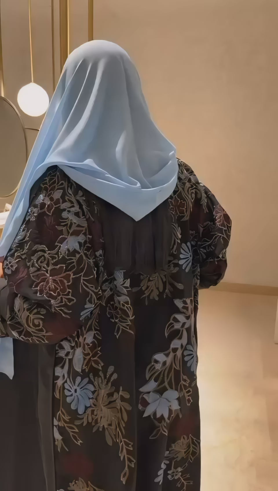 عبايه منميت بتطريز من الخلف