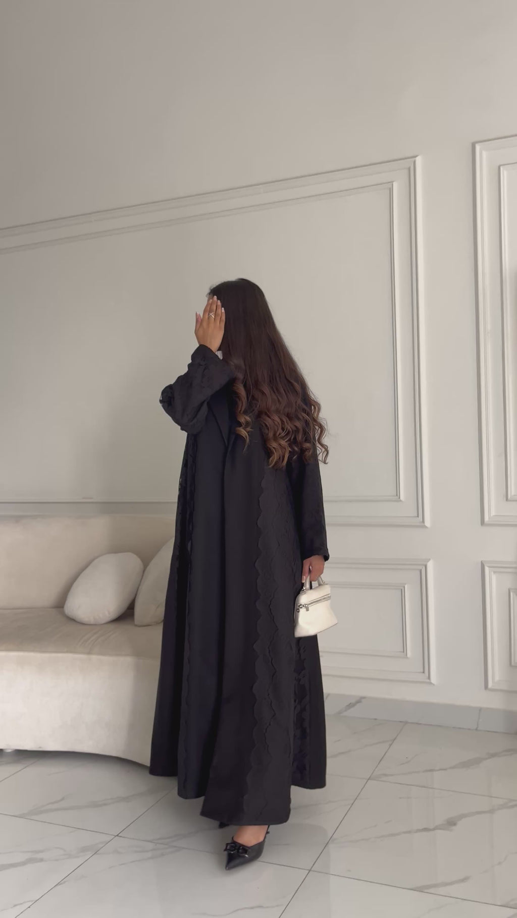 عبايه سوده بتدخيلات دانتيل