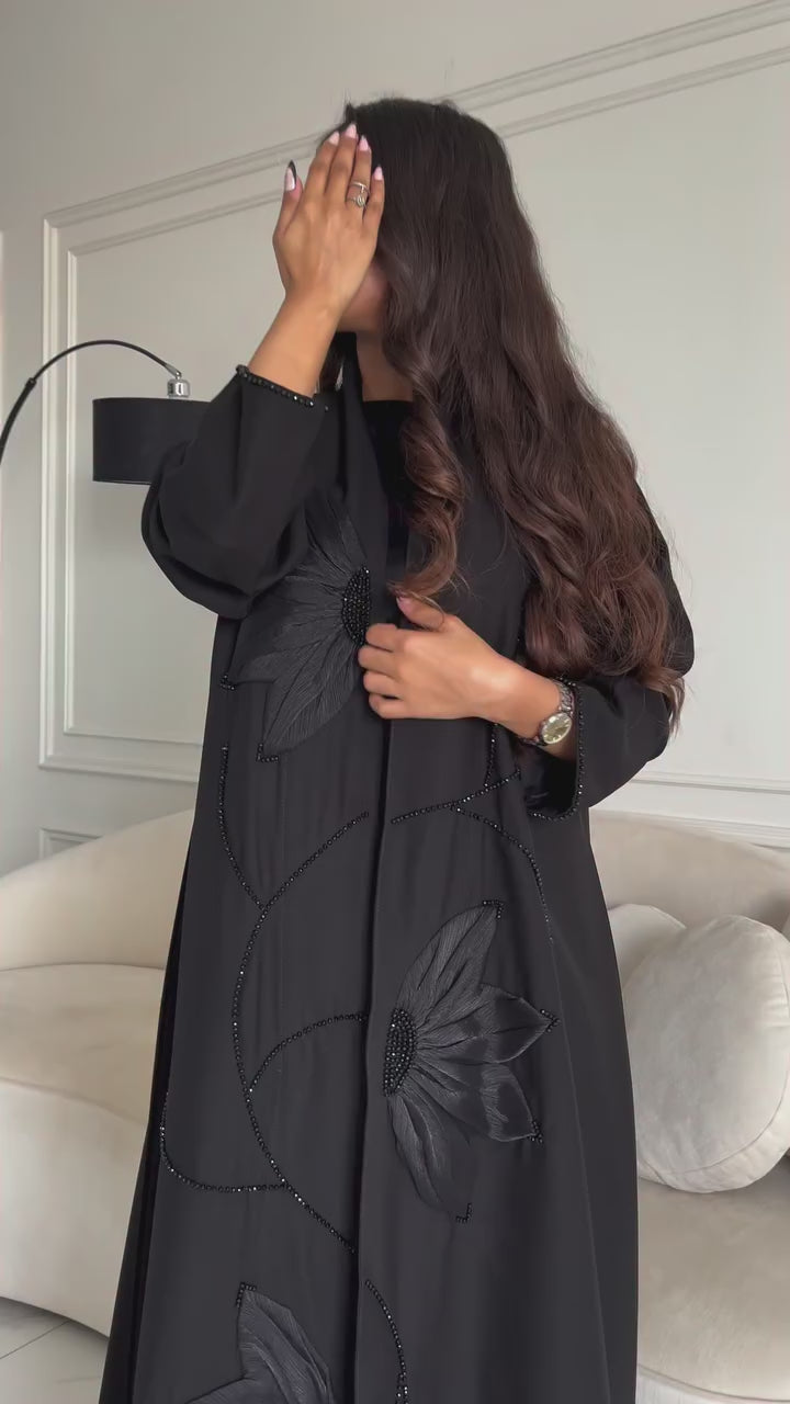 عبايه سوده بتطريز و ورود بارزه