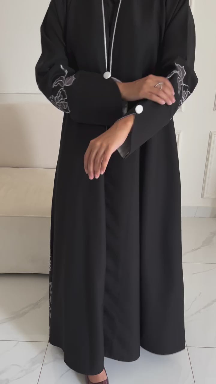 عبايه أنيقه بتطريز فضي