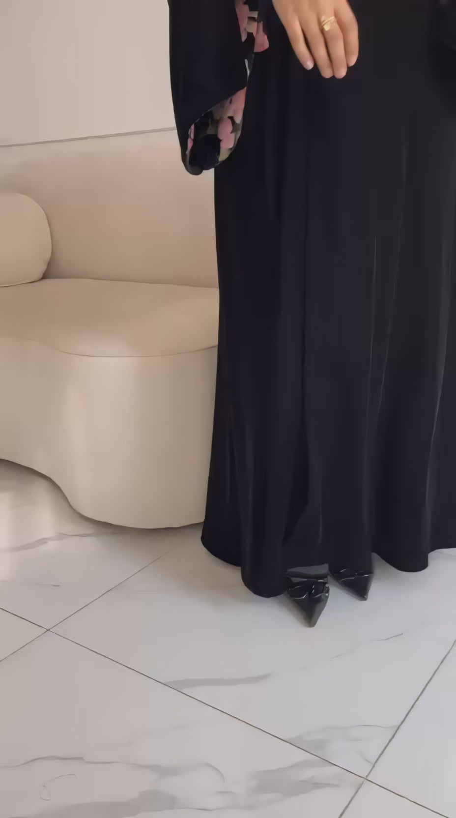 عبايه مخمل ورد عند الأكمام