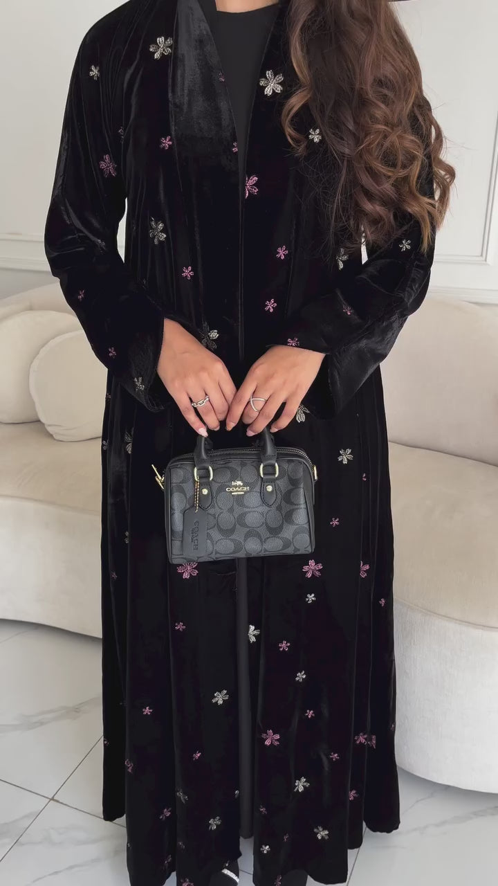 عبايه مخمل كلوش بتطريز ورود منثوره